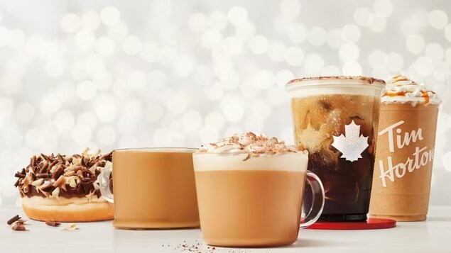Des boissons et un beigne à saveur de crème irlandaise font maintenant partie de l'offre aux consommateurs de Tim Hortons.