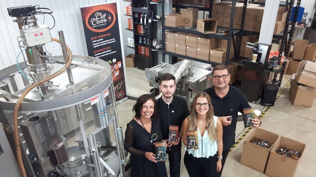 De gauche à droite : Nicolina Okuka, Nicolas Okuka, Anja Okuka et Predrag Okuka, de Café Castelo à Lévis De gauche à droite : Nicolina Okuka, Nicolas Okuka, Anja Okuka et Predrag Okuka, de Café Castelo à Lévis