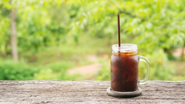 Une tasse café infusé à froid sur glace.