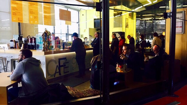 Le café est plein. Le café est plein.