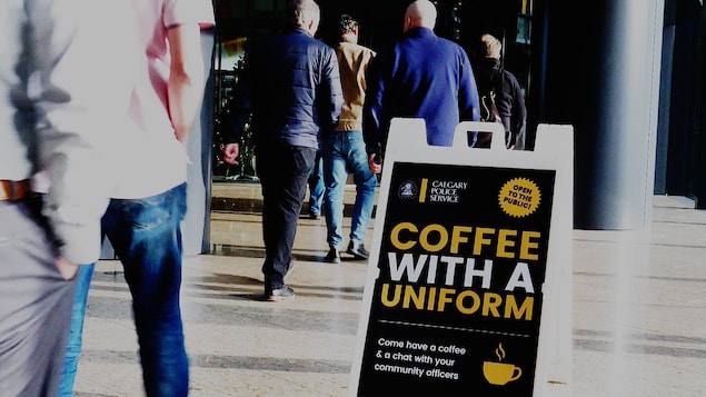 Une pancarte décrivant l'évenement café avec un uniforme.