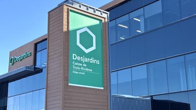 La façade de la Caisse Desjardins de Trois-Rivières en hiver.