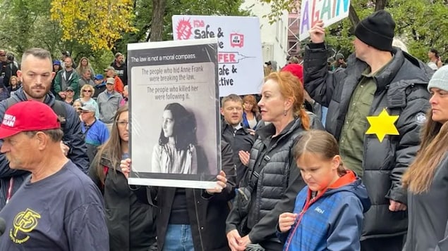 Protesters in Calgary held signs comparing the plight of Jewish victims of the Holocaust to workers who are being asked by their employers to get vaccinated for COVID-19 (and who can access medical or religious exemptions).