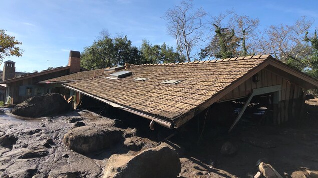 Une maison de Montecito, en Californie, est ensevelie de boue et de débris presque jusqu'au toit. Une maison de Montecito, en Californie, est ensevelie de boue et de débris presque jusqu'au toit.