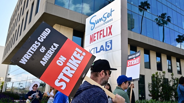 Plus de 11 000 scénaristes de télévision et de cinéma d'Hollywood ont entamé en mai leur première grève en 15 ans, après l'échec des négociations avec les studios et les diffuseurs sur les salaires et les conditions de travail.
