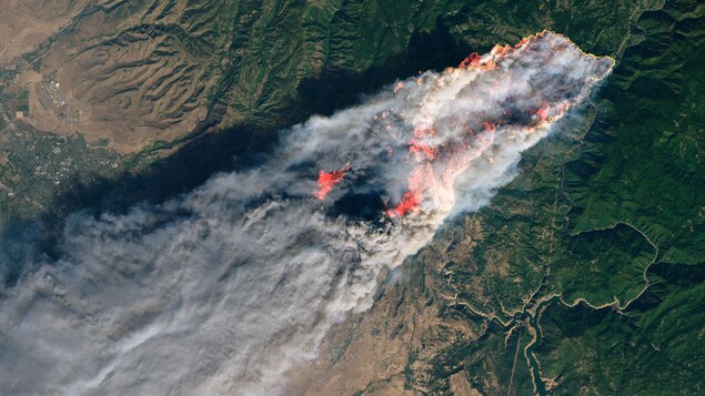 Une vue satellite d'un feu de forêt. Une vue satellite d'un feu de forêt.