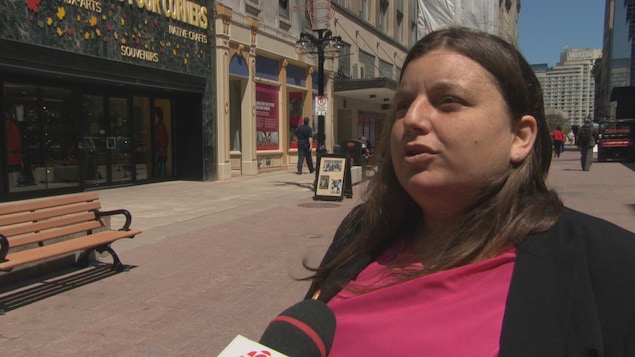 Une femme répond aux questions d'un journaliste sur une rue piétonnière. Une femme répond aux questions d'un journaliste sur une rue piétonnière.