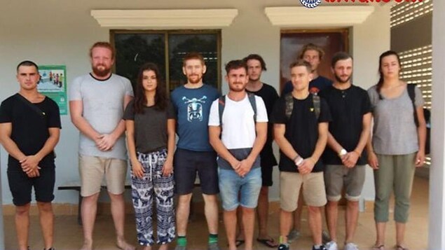 Dix étrangers, dont deux Canadiens, ont été arrêtés pour avoir produit des images pornographiques, lors d'une fête dans la ville de Siem Reap, au Cambodge. Dix étrangers, dont deux Canadiens, ont été arrêtés pour avoir produit des images pornographiques, lors d'une fête dans la ville de Siem Reap, au Cambodge.