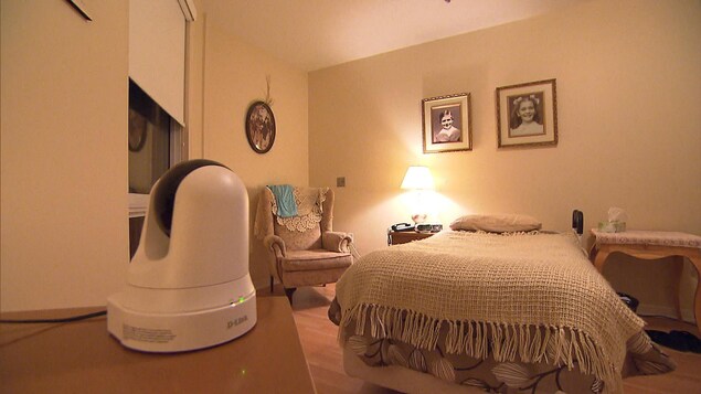 Une caméra dans une chambre d'un CHSLD