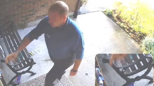 Surpris à voler un dépliant, un candidat aux élections municipales d’Ottawa s’excuse