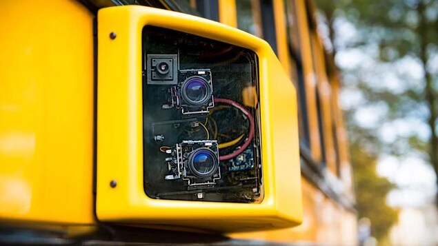Des caméras intelligentes sur un autobus scolaire.