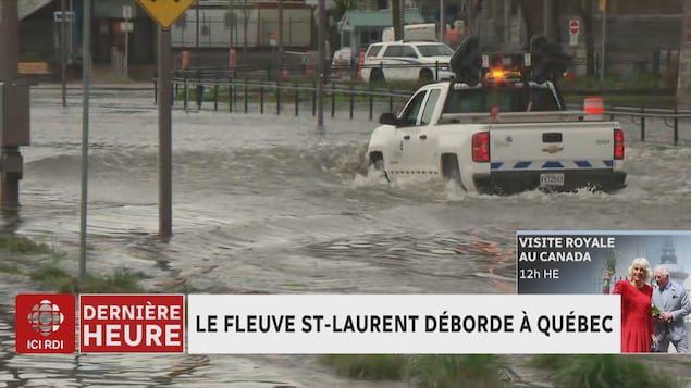 Une camionnette municipale a de l'eau jusqu'à la moitié des roues. Rue Dalhousie à Québec. 