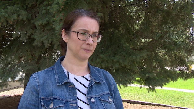 Camille Lapierre parle lors d'une entrevue dehors, devant un arbre. Camille Lapierre parle lors d'une entrevue dehors, devant un arbre.