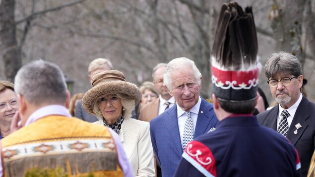Camilla et Charles escuchan a los indígenas.