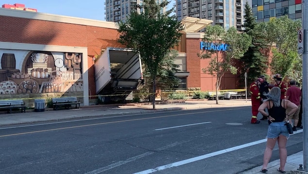 Un camion a foncé dans la façade du magasin Co-op Midtown.