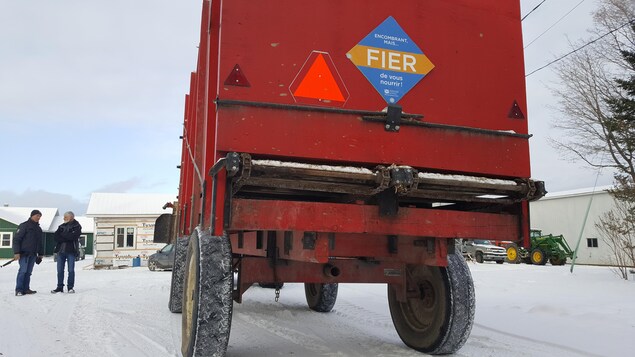 Un engin agricole porte une affichette sur laquelle on peut lire « Encombrant, mais fier de vous nourrir !»