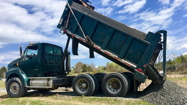 Les travailleurs s'affairent à la réparation du sentier pédestre Gibson, à Fredericton. Les travailleurs s'affairent à la réparation du sentier pédestre Gibson, à Fredericton.