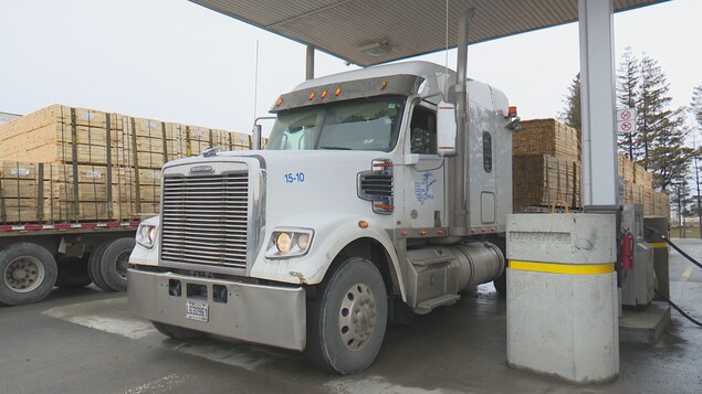 Les camionneurs du Bas-Saint-Laurent s'inquiètent des répercussions du conflit du bois d'oeuvre sur leur industrie.