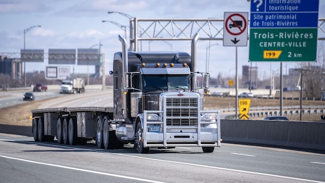 Québec impose un examen aux nouveaux camionneurs provenant de l’Ontario