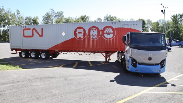 Un camion électrique du CN.