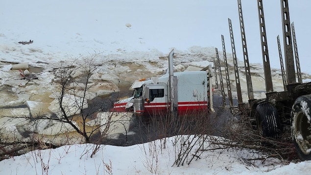 Un camion dans une rivière glacée.