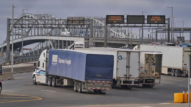Des camions immobilisés attendent de franchir la frontière canadienne.