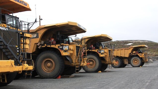 Des camions de 240 tonnes au site de la mine du lac Bloom.