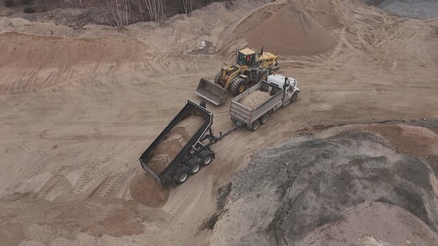 Des camions de gravier en Saskatchewan