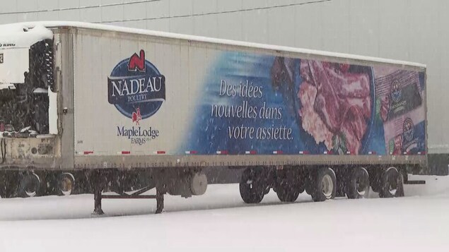 Un camion de transport de la compagnie Nadeau.