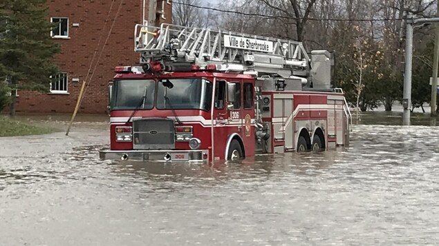 Un camion de pompiers dans l'eau.
