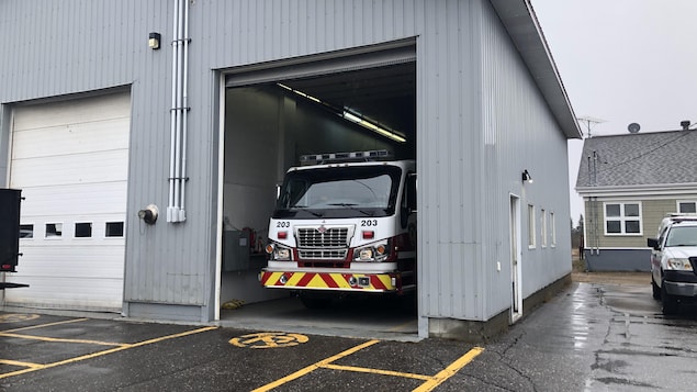 Un camion de pompier stationné dans un garage sous la pluie à Longue-Pointe-de-Mingan.