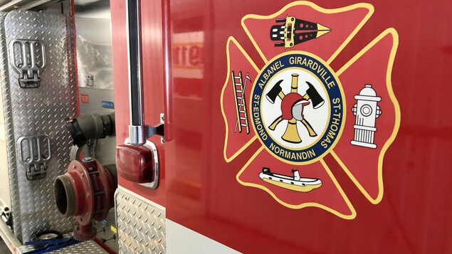 Un logo sur un camion de pompier.