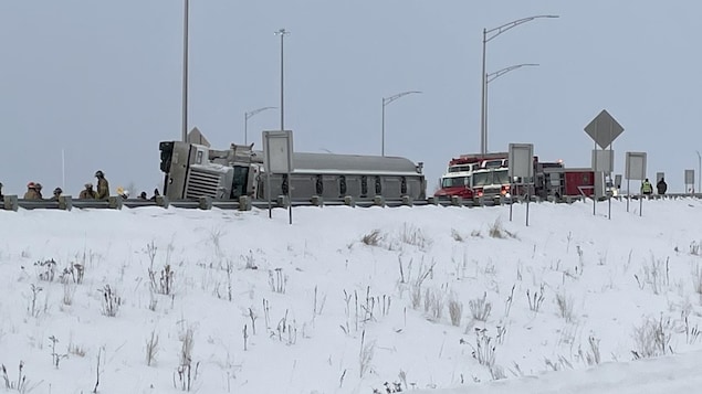 Un camion renversé entre Laterrière et La Baie