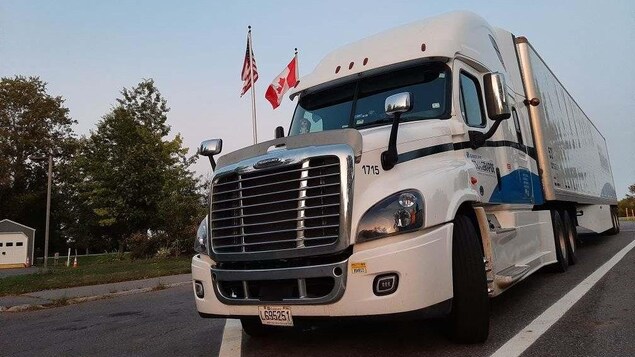 Ottawa recule sur la quarantaine des camionneurs canadiens non vaccinés à la frontière