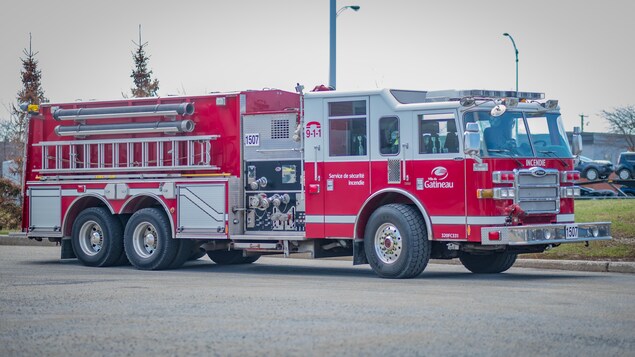 Gros plan sur un camion de pompiers dans un stationnement.