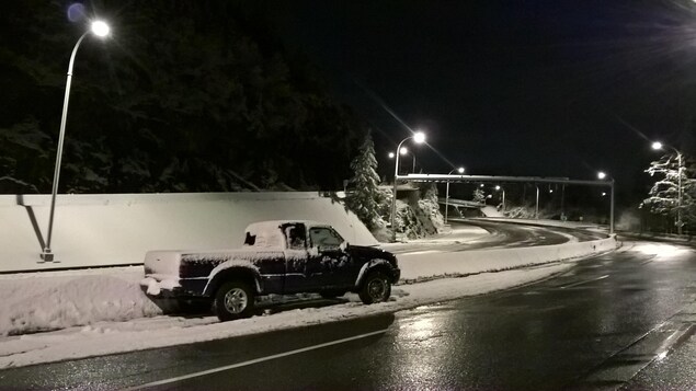 Une camionnette abandonnée sur le bas côté sous la neige le long de la Transcanadienne à West Vancouver
Une camionnette abandonnée sur le bas côté sous la neige le long de la Transcanadienne à West Vancouver