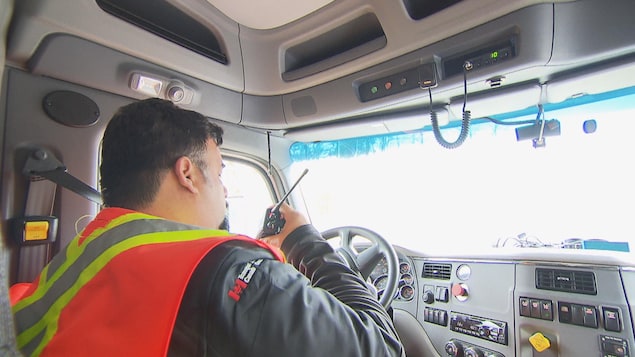 Un camionneur utilise la radio à ondes courtes pour signaler sa présence sur une route forestière en Haute-Mauricie.