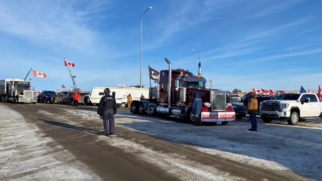 Les camionneurs rouvrent la route de Coutts, mais la manifestation se poursuit