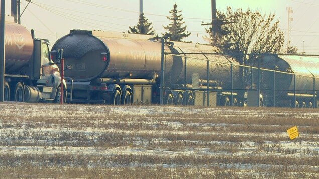 Une file de camions-citernes.