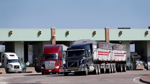 Des camions traversent les douanes canadiennes en provenance des États-Unis à Windsor, Ontario. Des camions traversent les douanes canadiennes en provenance des États-Unis à Windsor, Ontario.