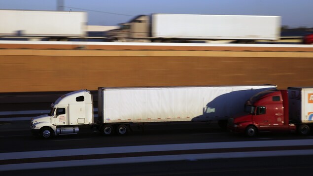 Des camions de marchandises près de la frontière mexicaine au Texas Des camions de marchandises près de la frontière mexicaine au Texas