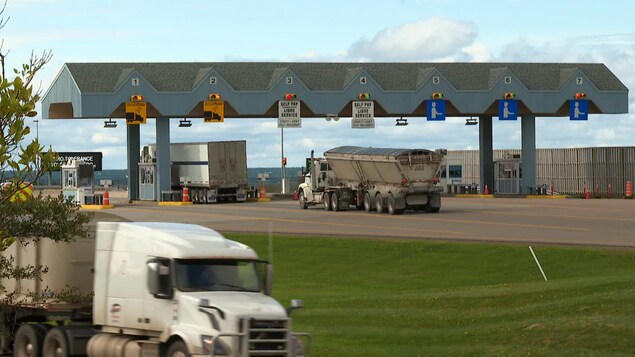 Des camionneurs dénoncent la hausse du péage du pont de la Confédération