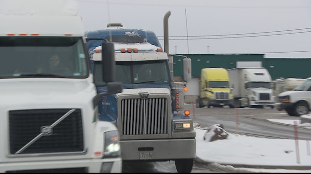 Des camions lourds.