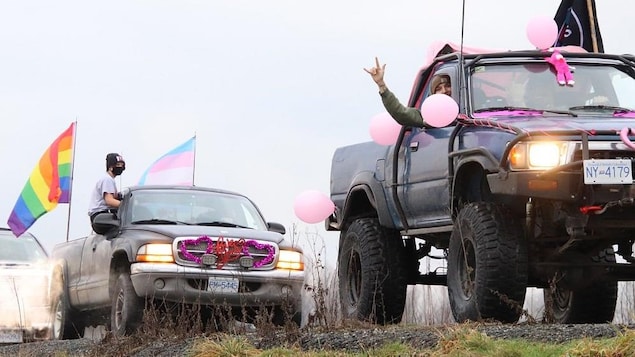 Des camions couverts de symboles de soutien envers la communauté LGBTQ et transgenre défilent dans les rues de Mission.