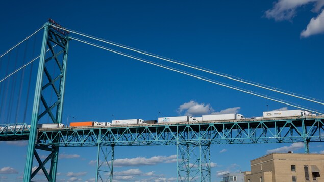 Des camions-remorques sont immobilisés sur le pont Ambassadeur. Des camions-remorques sont immobilisés sur le pont Ambassadeur.