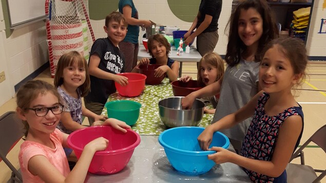 Des enfants participent à un atelier de cuisine. Des enfants participent à un atelier de cuisine.