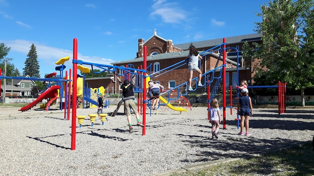 Des enfants qui jouent dans un parc. Des enfants qui jouent dans un parc.