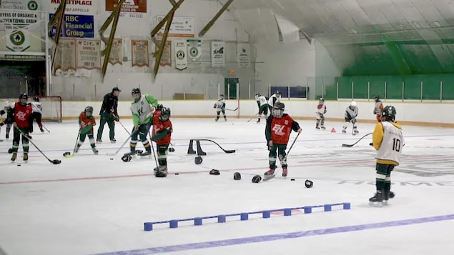 De jeunes joueurs de hockey qui participent à un camp organisé par la Adam Herold Legacy Foundation, en Saskatchewan.