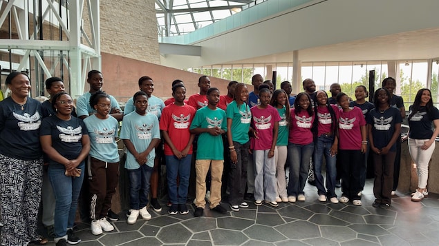 Des jeunes noirs ont reçu des parchemins apès leur participation à un camp de leadership à Winnipeg