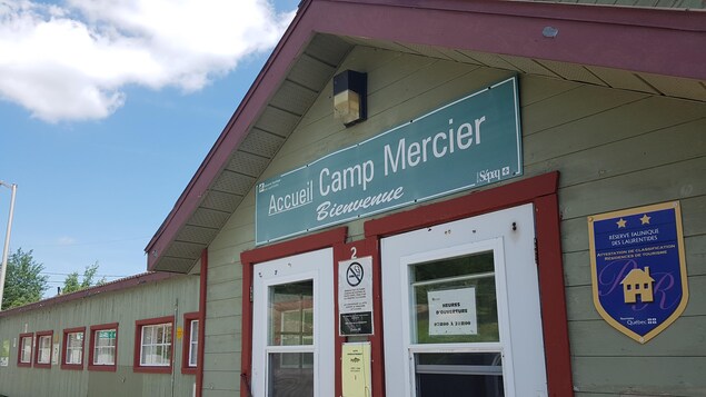 Vue sur l’accueil du camp Mercier Vue sur l’accueil du camp Mercier